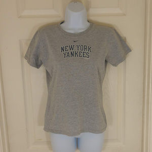 NIKE~YANKEES~WOMENS TEE~SZ M